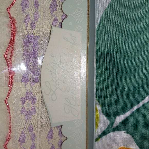 2 new in box vintage women's hankies. - Picture 3 of 8